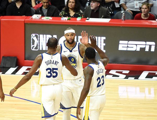 九游官网-cba总决赛第三场后辽宁球员与四川球迷